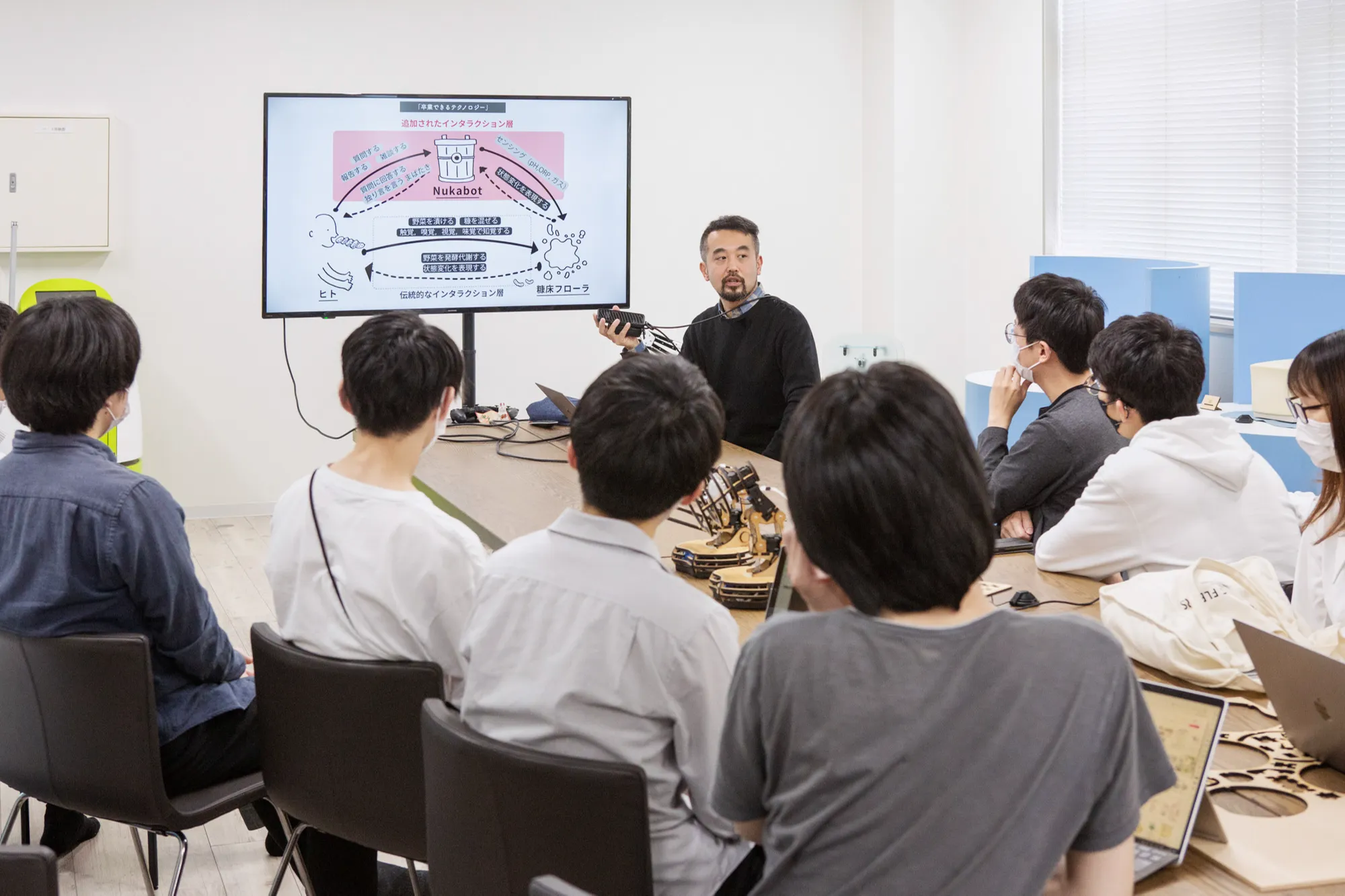 「弱いロボット」と考える共生のインタラクションの画像