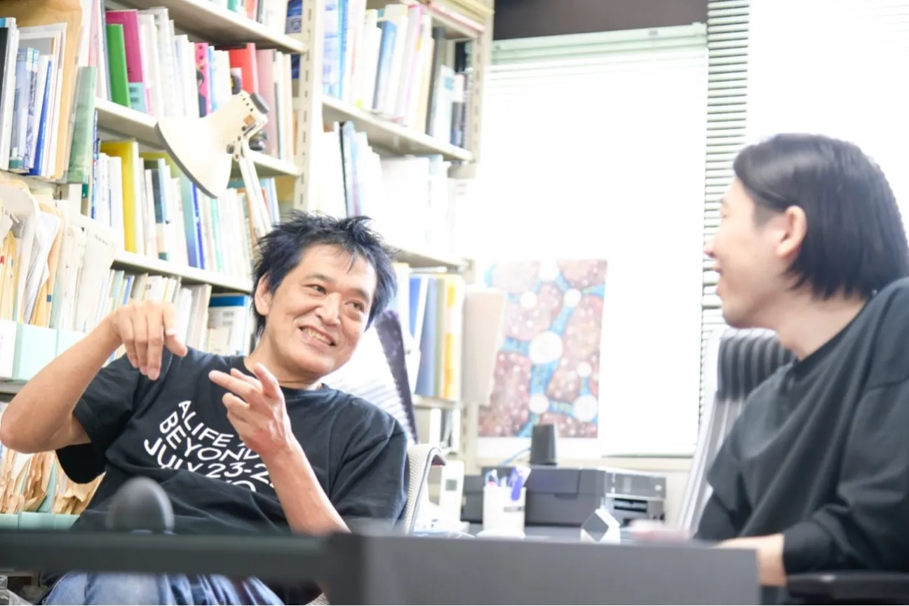 意味と無意味のあいだで変化していく、人間とAIの画像